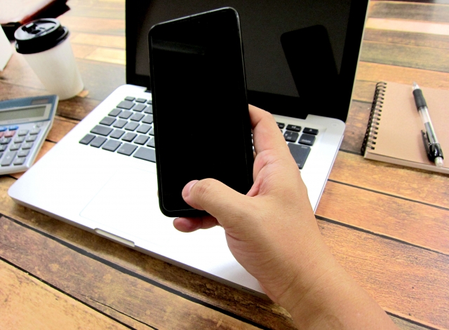 スマホいじる